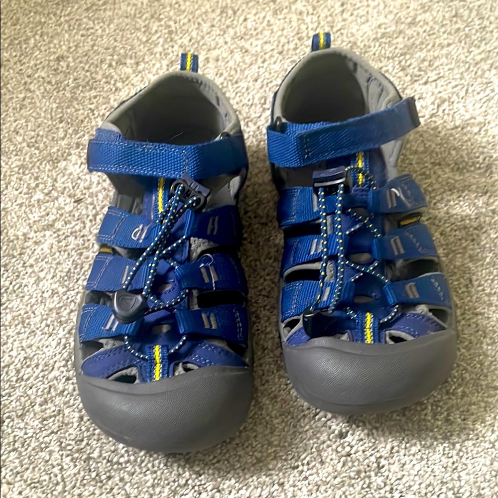 Keen Newport Kids closed toe Sandals Sz 4 navy blue Velcro adjustable washable